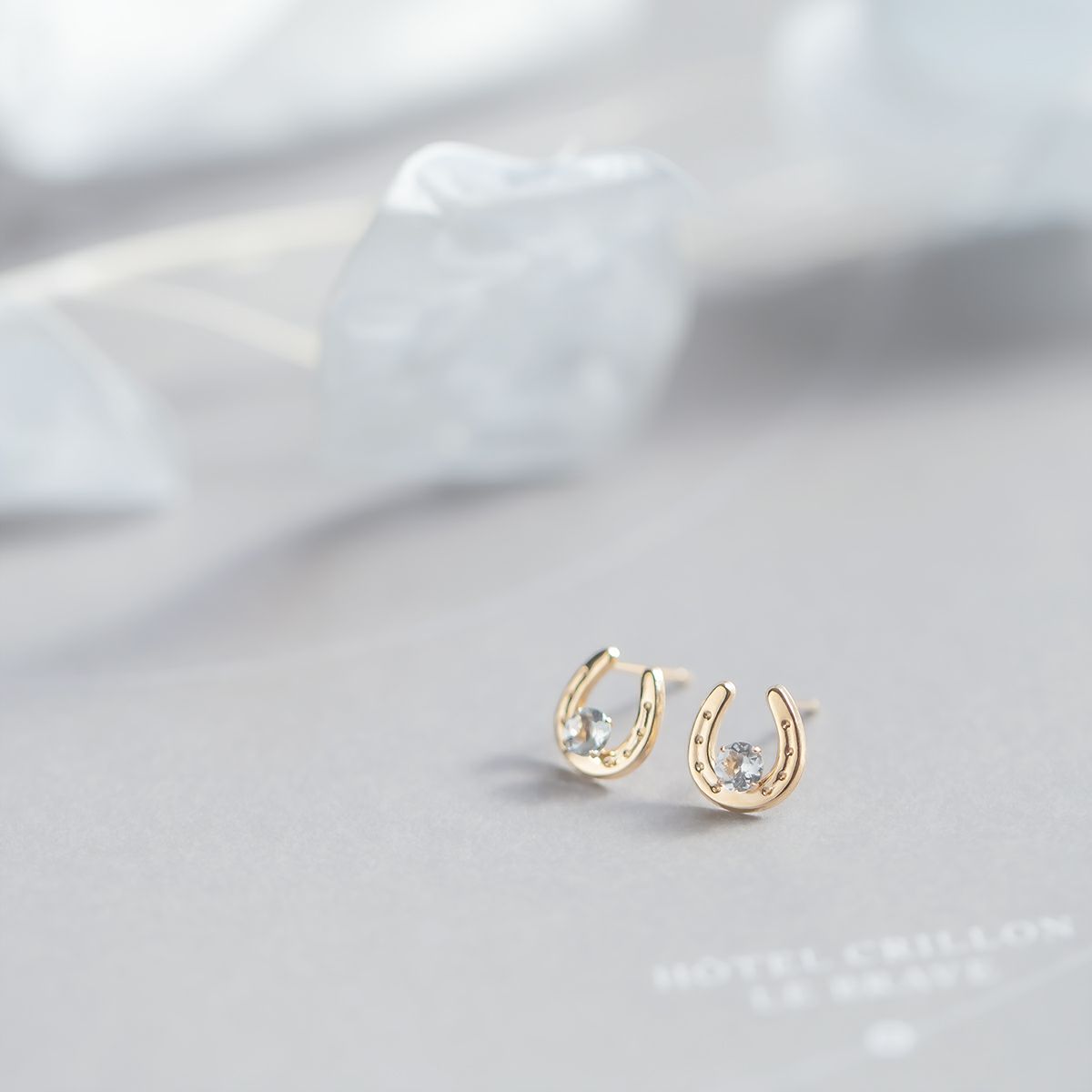 K10 YG ホースシュー 馬蹄 アクアマリン ピアス