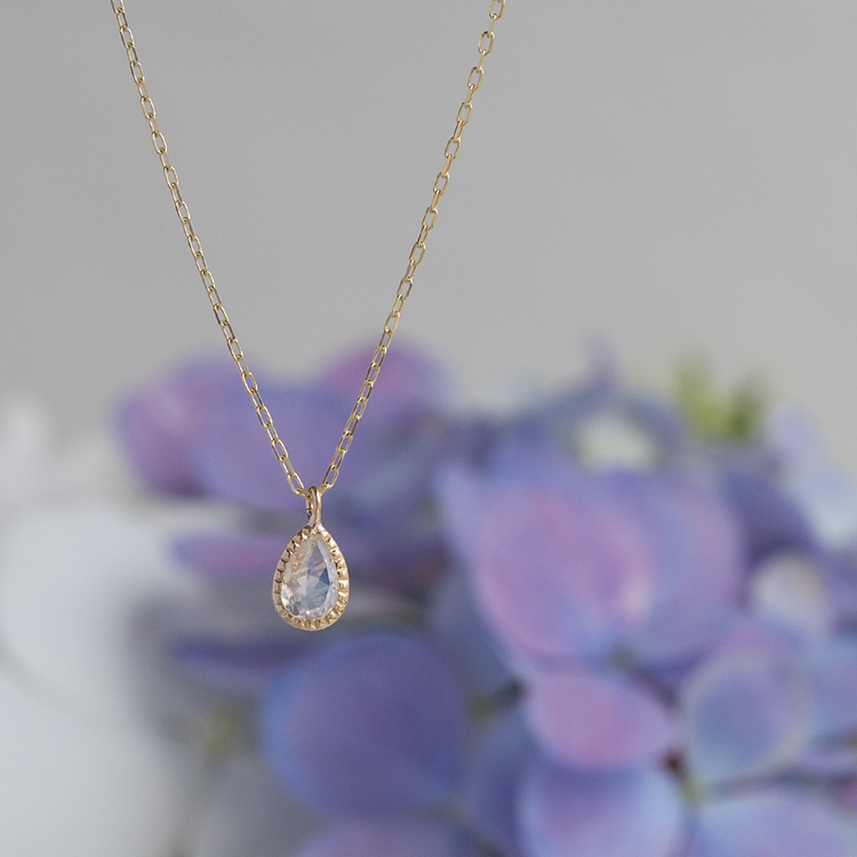 【6月誕生石】K10 YG ブルームーンストーン ネックレス ペアシェイプ
