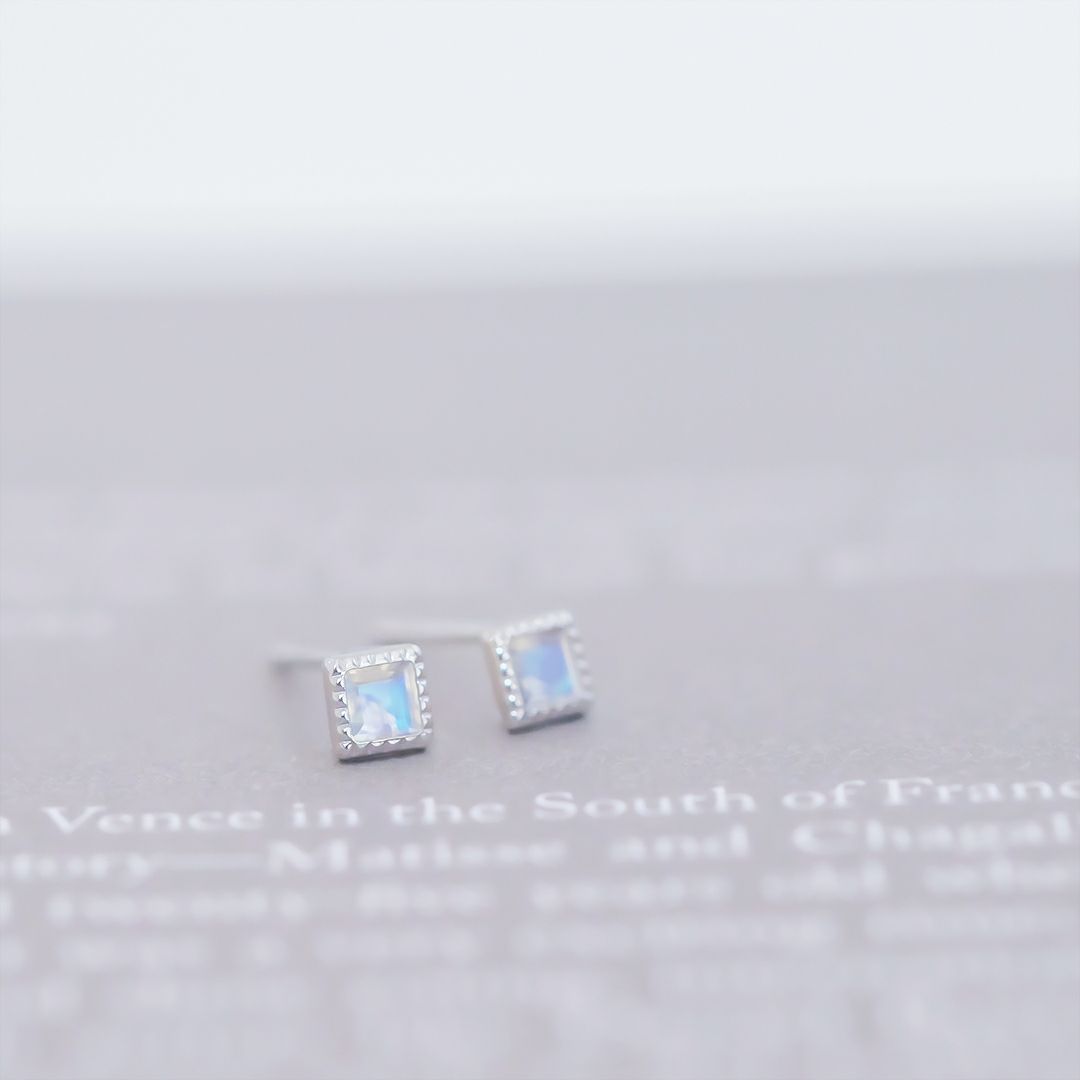 K10 WG ブルームーンストーン ピアス