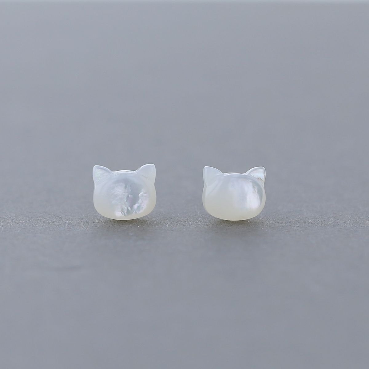K10 YG 白蝶貝 ピアス 猫 ねこ ネコ 白猫 レディース シェル 誕生日プレゼント ギフト 10金 彼女 20代 30代 40代 イエローゴールド 天然石