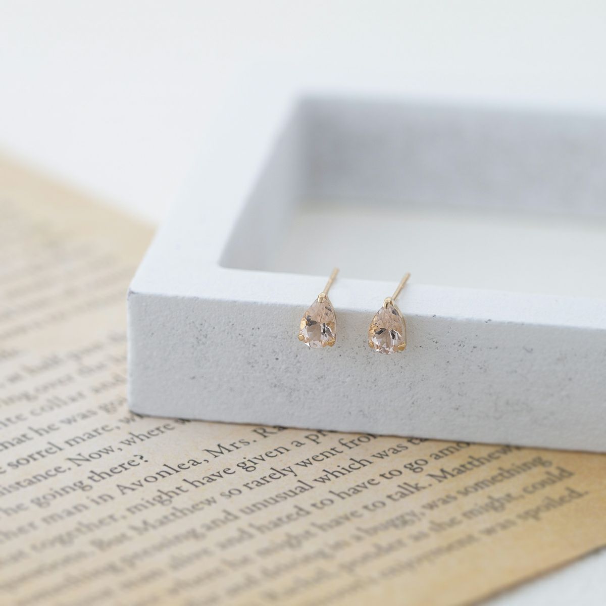 K10 YG モルガナイト ピアス ペアシェイプ