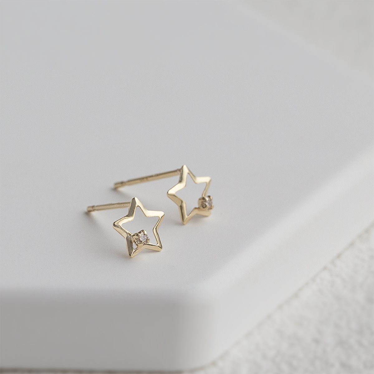K10 YG ダイヤモンド ピアス 星 スター イエローゴールド スタッドピアス ラッキーモチーフ かわいい ギフト 誕生日プレゼント 4月誕生石 20代 30代 40代 妻 彼女 レディース
