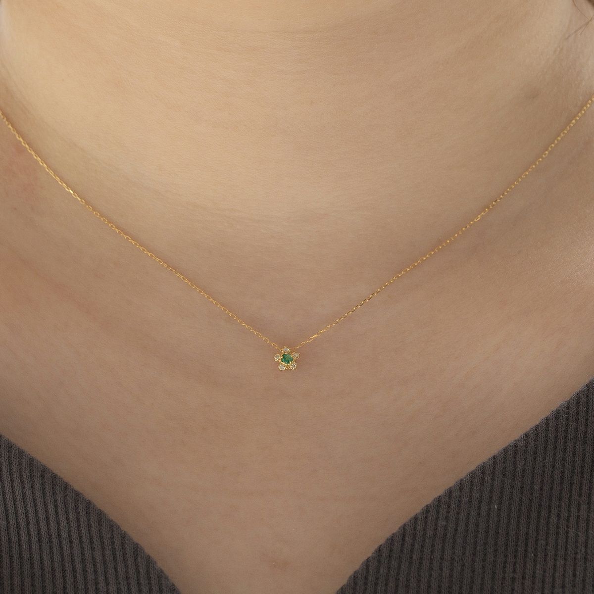 K18 YG エメラルド ダイヤモンド ネックレス イエローゴールド 5月誕生石 レディース 彼女 妻 30代 40代 50代 18k 誕生日 花 フラワーモチーフ