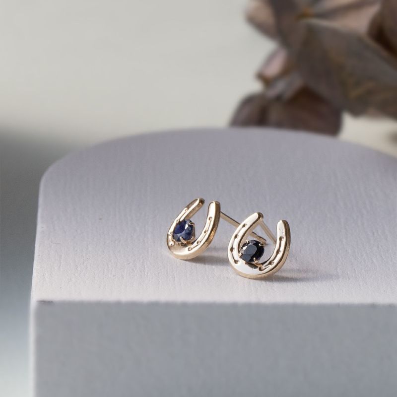 K10 YG ホースシュー 馬蹄 サファイア ピアス 10k 9月 誕生石 イエローゴールド レディース 彼女 妻 プレゼント ラッキーモチーフ