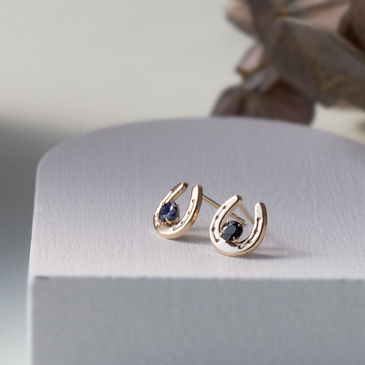 K10 YG ホースシュー 馬蹄 サファイア ピアス 10k 9月 誕生石 イエローゴールド レディース 彼女 妻 プレゼント ラッキーモチーフ