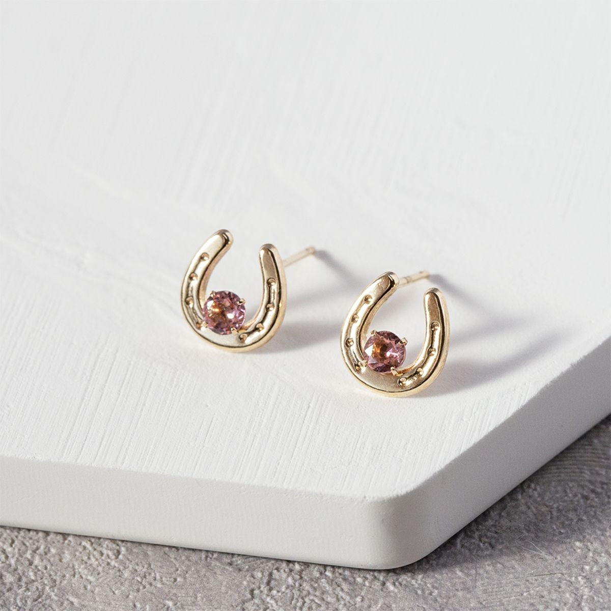 K10 YG ホースシュー 馬蹄 ピンクトルマリン ピアス 10k 10月 誕生石 イエローゴールド レディース 彼女 妻 プレゼント ラッキーモチーフ