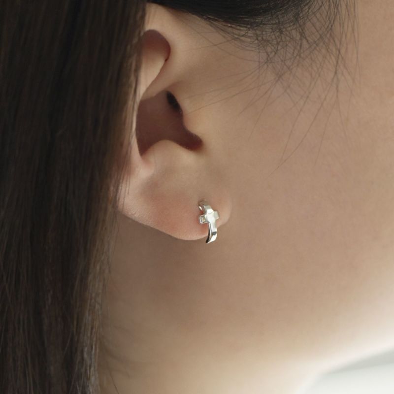 K10 WG クロス ピアス ホワイトゴールド スタッドピアス かわいい ギフト 誕生日プレゼント 誕生日 20代 30代 40代 妻 彼女 レディース