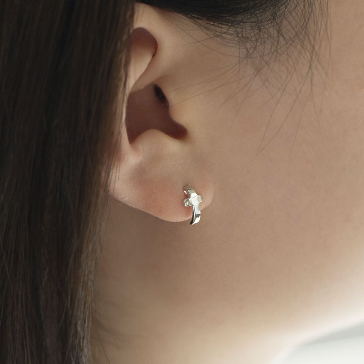 K10 WG クロス ピアス ホワイトゴールド スタッドピアス かわいい ギフト 誕生日プレゼント 誕生日 20代 30代 40代 妻 彼女 レディース