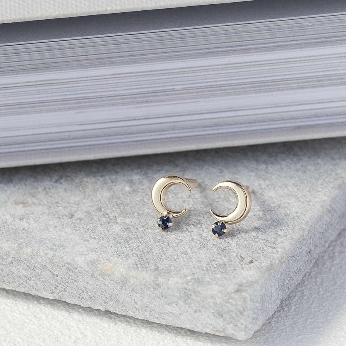 K10 YG 三日月 サファイア ピアス 月 ムーン 10k 9月 誕生石 イエローゴールド レディース 彼女 妻 プレゼント ラッキーモチーフ 誕生日プレゼント ギフト