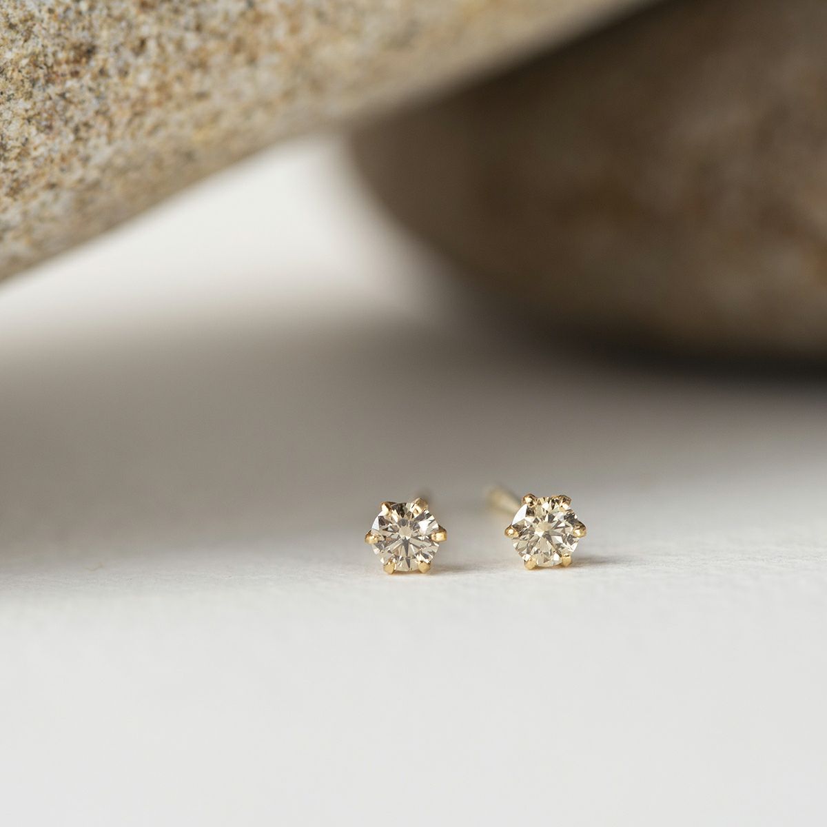 H&C鑑別書付き K18 YG 一粒 ダイヤモンド ピアス ダイヤ 18k 18金 誕生石 イエローゴールド 4月 4月誕生石 レディース 彼女 妻 誕生日プレゼント ギフト