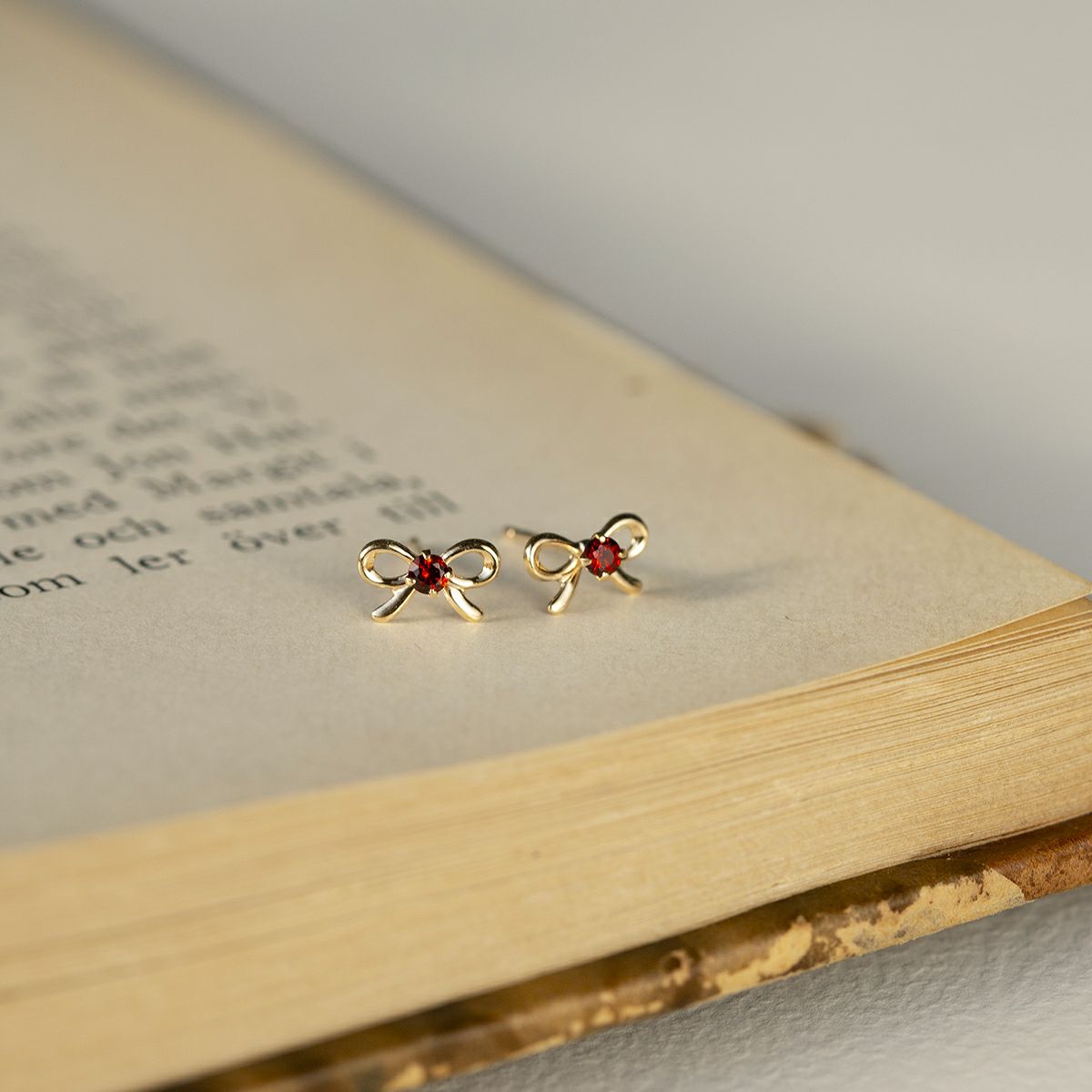 K10 YG ガーネット ピアス | IKEDAジュエリーオンライン